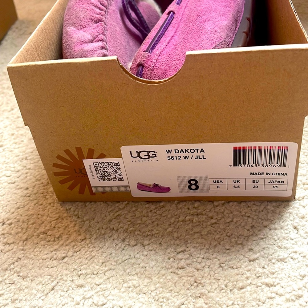 Ugg W Dakota size 8 - pre worn